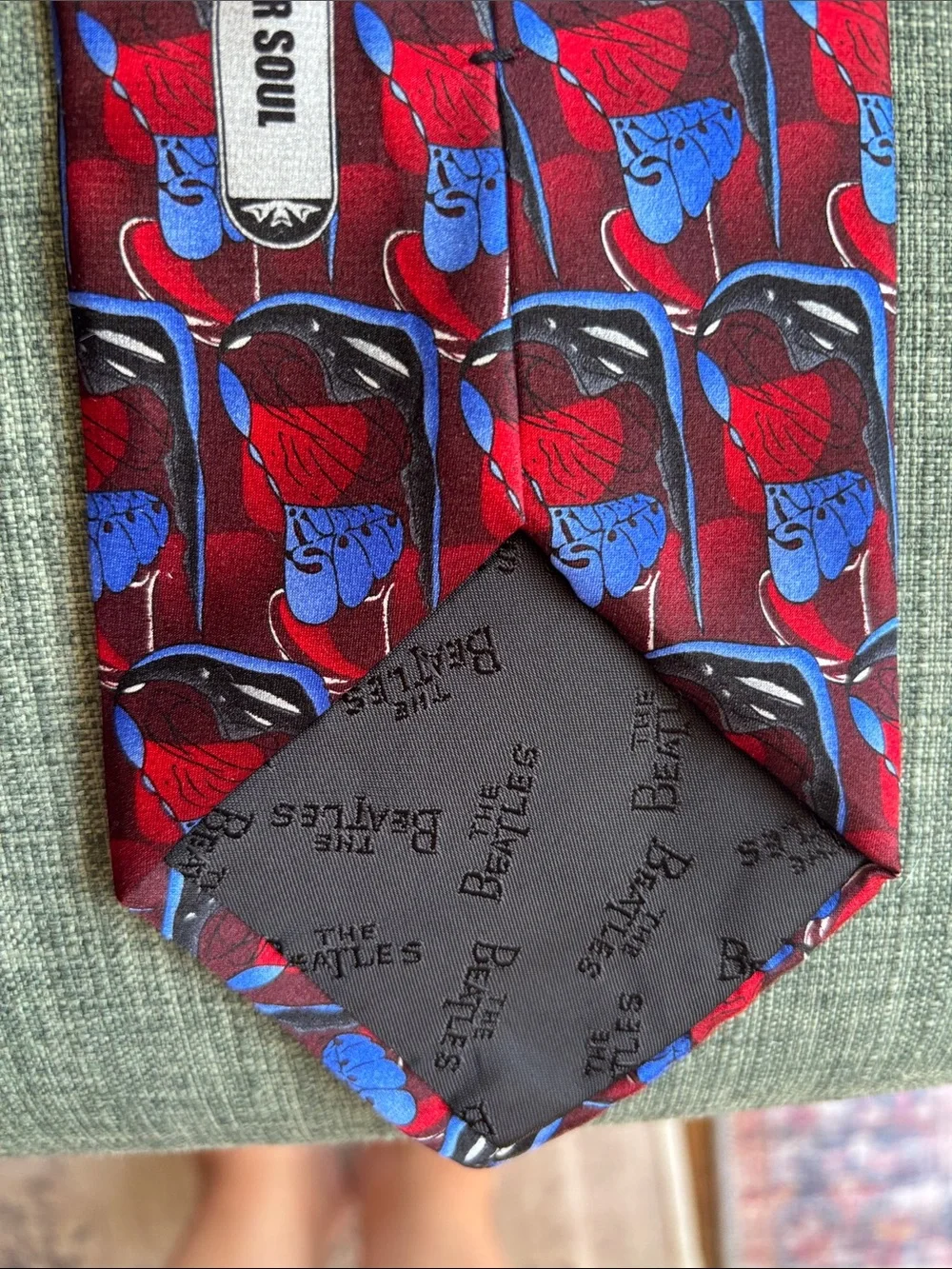 The Beatles Vintage 100% Silk Rubber Soul album Red Blue Patterned Mens Tie EUC